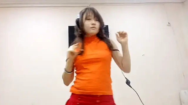 Snapshot of web3queen chatting on 10-31-25, 03:35 web3queen online show from 10-31-25, 03:35