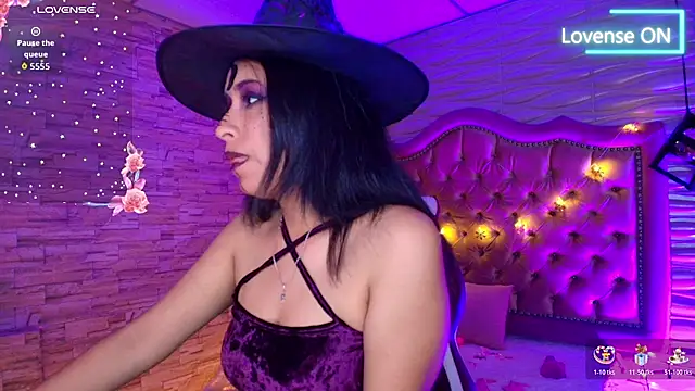 Snapshot of Roxanne_Han chatting on 10-30-25, 11:44 Roxanne Han online show from 10-30-25, 11:44