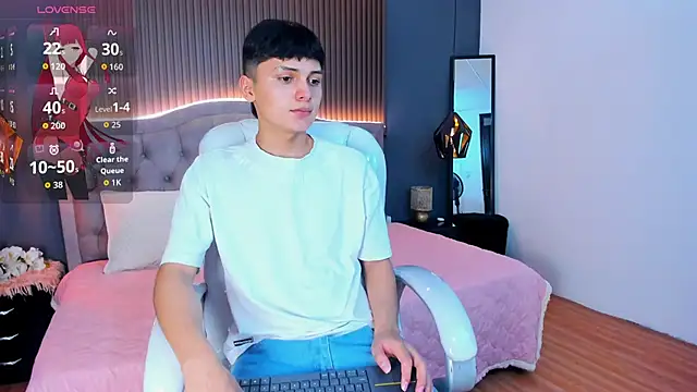 Maxii18  online show from 10-31-25, 06:42