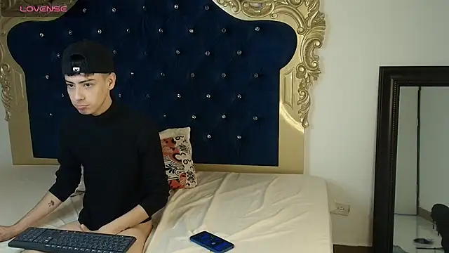 Snapshot of Sebastian_Reed chatting on 10-29-25, 04:26 Sebastian Reed online show from 10-29-25, 04:26