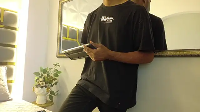 Snapshot of Neytanmalcon chatting on 10-31-25, 08:43 Neytanmalcon online show from 10-31-25, 08:43