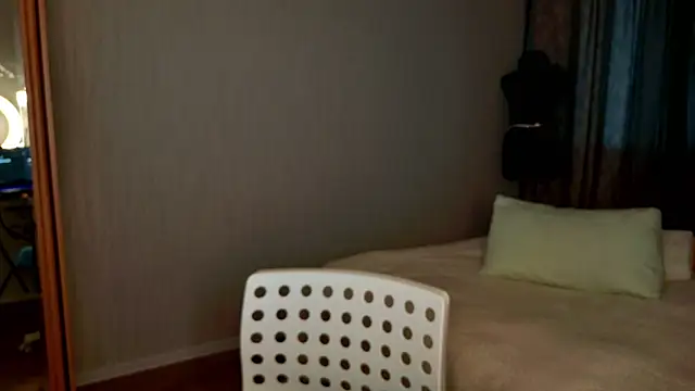 Snapshot of Kess-Edison chatting on 11-13-25, 01:54 Kess-Edison online show from 11-13-25, 01:54