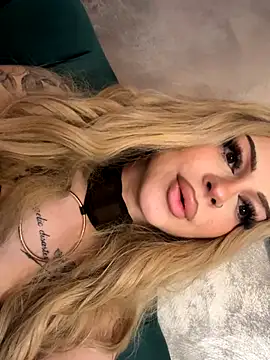 Snapshot of NovaPearl chatting on 11-06-25, 11:15 NovaPearl online show from 11-06-25, 11:15