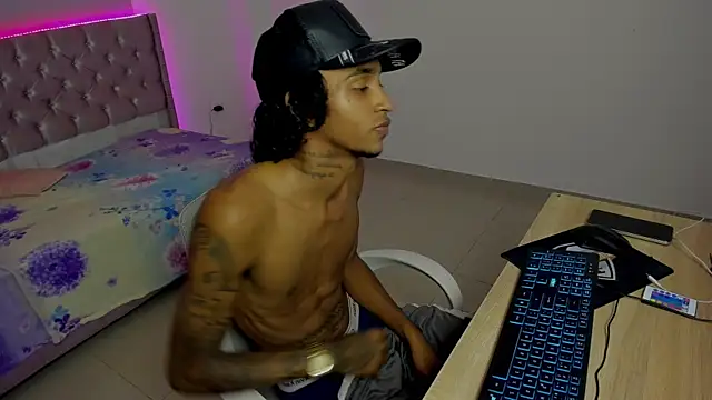 Snapshot of skinny_tatto01 chatting on 10-23-25, 08:51 skinny tatto01 online show from 10-23-25, 08:51