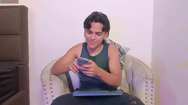 Snapshot of Salomon_Mendoza chatting on 10-27-25, 05:33 Salomon Mendoza online show from 10-27-25, 05:33