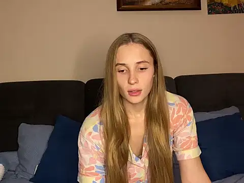 Snapshot of little-girl05 chatting on 12-03-25, 08:07 little-girl05 online show from 12-03-25, 08:07