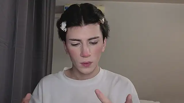 Oliver star boy  online show from 10-31-25, 04:30