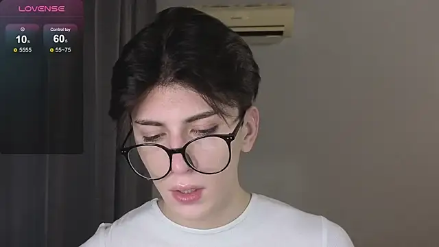 Oliver star boy  online show from 11-26-25, 02:40