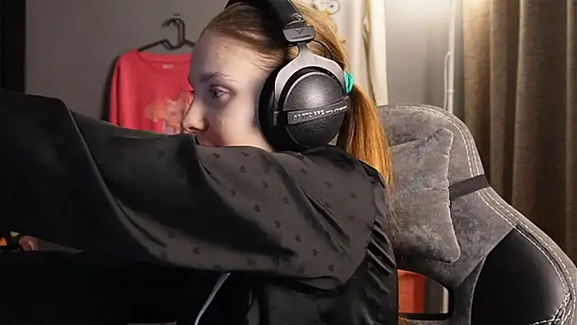 Snapshot of Softixq chatting on 11-11-25, 05:13 Softixq online show from 11-11-25, 05:13