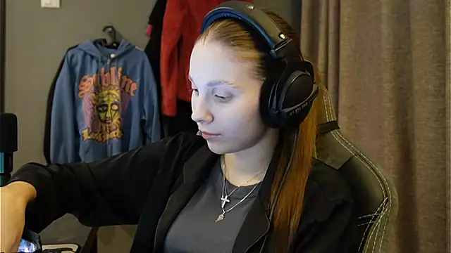 Snapshot of Softixq chatting on 11-17-25, 03:18 Softixq online show from 11-17-25, 03:18