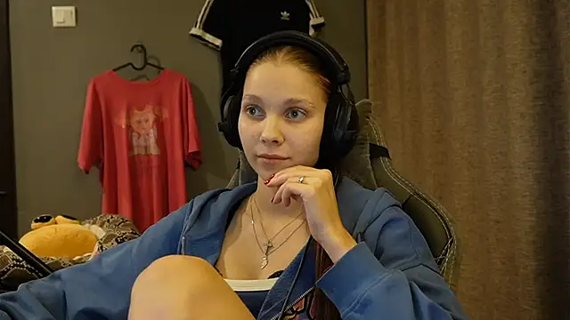 Snapshot of Softixq chatting on 11-19-25, 03:23 Softixq online show from 11-19-25, 03:23