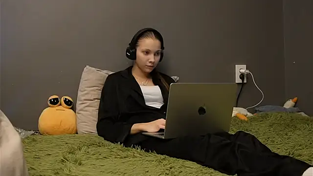 Snapshot of Softixq chatting on 11-30-25, 03:16 Softixq online show from 11-30-25, 03:16