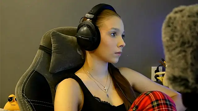 Snapshot of Softixq chatting on 12-14-25, 03:17 Softixq online show from 12-14-25, 03:17