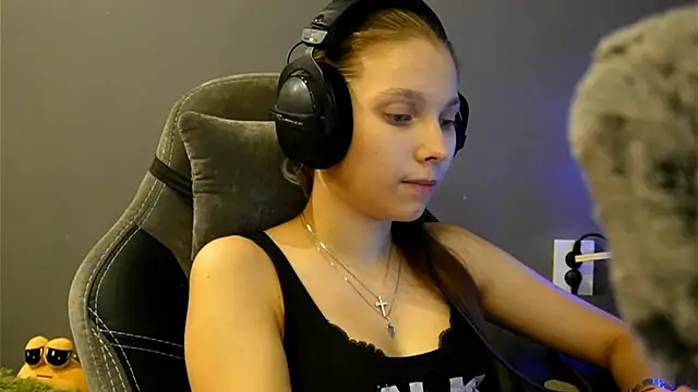 Snapshot of Softixq chatting on 12-16-25, 04:12 Softixq online show from 12-16-25, 04:12