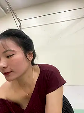 Bee Yellow00 online show from 10-30-25, 05:20