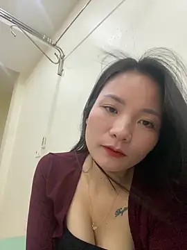 Snapshot of Bee_Yellow00 chatting on 10-31-25, 04:35 Bee Yellow00 online show from 10-31-25, 04:35