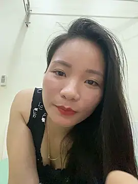 Snapshot of Bee_Yellow00 chatting on 11-06-25, 04:24 Bee Yellow00 online show from 11-06-25, 04:24