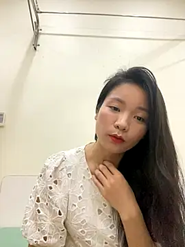 Snapshot of Bee_Yellow00 chatting on 11-10-25, 04:33 Bee Yellow00 online show from 11-10-25, 04:33