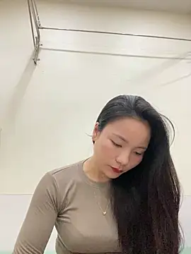 Snapshot of Bee_Yellow00 chatting on 11-11-25, 04:23 Bee Yellow00 online show from 11-11-25, 04:23