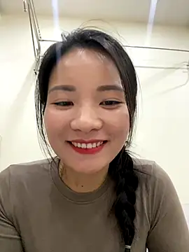 Snapshot of Bee_Yellow00 chatting on 11-12-25, 04:35 Bee Yellow00 online show from 11-12-25, 04:35