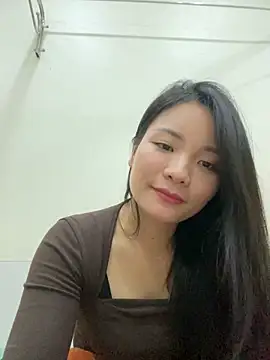 Snapshot of Bee_Yellow00 chatting on 11-19-25, 04:45 Bee Yellow00 online show from 11-19-25, 04:45