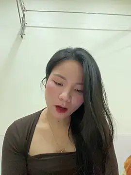 Snapshot of Bee_Yellow00 chatting on 11-20-25, 04:56 Bee Yellow00 online show from 11-20-25, 04:56