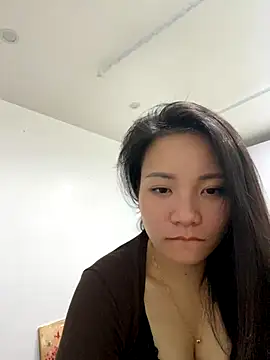 Snapshot of Bee_Yellow00 chatting on 11-21-25, 05:55 Bee Yellow00 online show from 11-21-25, 05:55