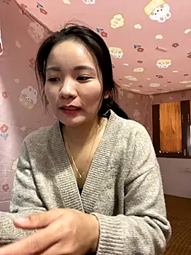 Snapshot of Bee_Yellow00 chatting on 11-23-25, 02:22 Bee Yellow00 online show from 11-23-25, 02:22