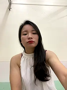 Snapshot of Bee_Yellow00 chatting on 11-26-25, 04:35 Bee Yellow00 online show from 11-26-25, 04:35