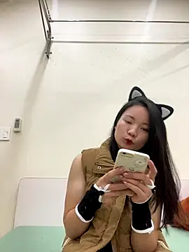 Snapshot of Bee_Yellow00 chatting on 11-28-25, 04:48 Bee Yellow00 online show from 11-28-25, 04:48