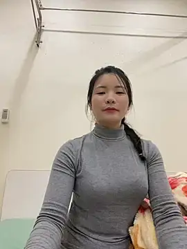 Snapshot of Bee_Yellow00 chatting on 12-02-25, 04:29 Bee Yellow00 online show from 12-02-25, 04:29