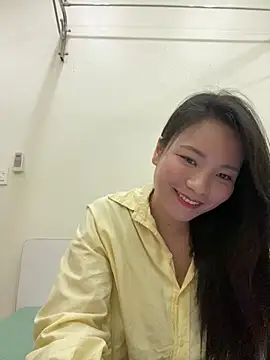 Snapshot of Bee_Yellow00 chatting on 12-03-25, 04:31 Bee Yellow00 online show from 12-03-25, 04:31