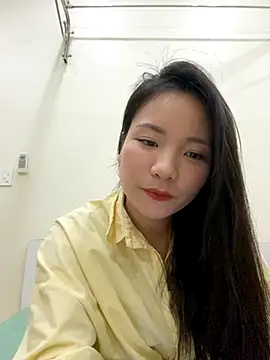 Snapshot of Bee_Yellow00 chatting on 12-04-25, 04:33 Bee Yellow00 online show from 12-04-25, 04:33