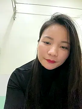 Snapshot of Bee_Yellow00 chatting on 12-05-25, 04:43 Bee Yellow00 online show from 12-05-25, 04:43