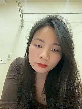 Snapshot of Bee_Yellow00 chatting on 12-15-25, 04:39 Bee Yellow00 online show from 12-15-25, 04:39