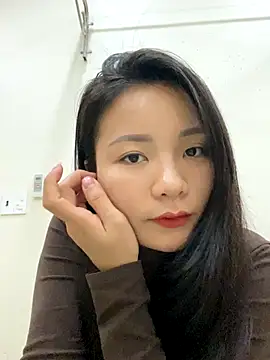 Snapshot of Bee_Yellow00 chatting on 12-16-25, 05:01 Bee Yellow00 online show from 12-16-25, 05:01