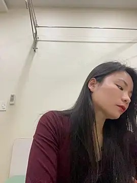 Snapshot of Bee_Yellow00 chatting on 12-17-25, 04:18 Bee Yellow00 online show from 12-17-25, 04:18