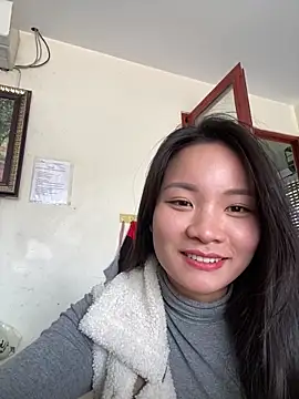 Snapshot of Bee_Yellow00 chatting on 12-18-25, 03:56 Bee Yellow00 online show from 12-18-25, 03:56