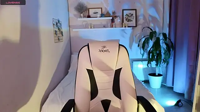 Snapshot of PollyRouge__ chatting on 11-22-25, 02:05 PollyRouge online show from 11-22-25, 02:05