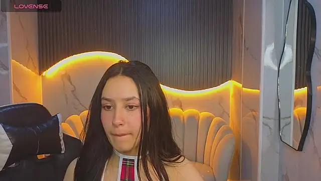 Snapshot of Aleja05_b chatting on 11-12-25, 01:28 Aleja05 b online show from 11-12-25, 01:28