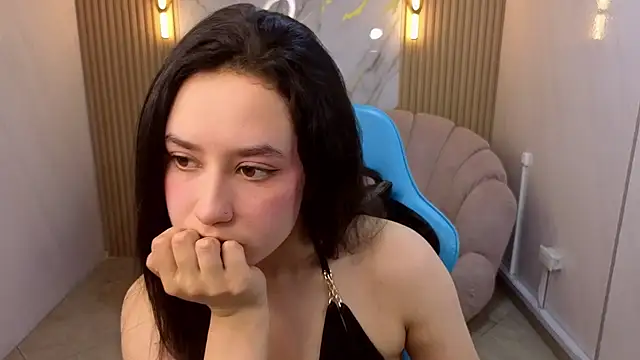 Snapshot of Aleja05_b chatting on 11-15-25, 08:27 Aleja05 b online show from 11-15-25, 08:27