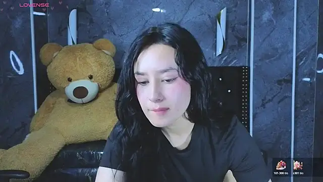 Snapshot of Aleja05_b chatting on 12-14-25, 03:17 Aleja05 b online show from 12-14-25, 03:17