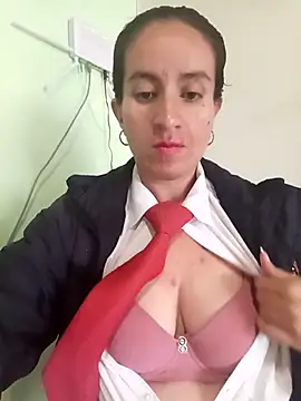 Snapshot of Valentina--1 chatting on 11-20-25, 12:05 Valentina--1 online show from 11-20-25, 12:05