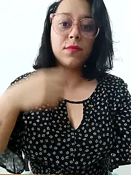 Snapshot of Caroline-17 chatting on 11-10-25, 06:18 Caroline-17 online show from 11-10-25, 06:18