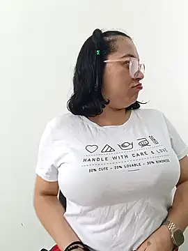 Snapshot of Caroline-17 chatting on 11-13-25, 06:07 Caroline-17 online show from 11-13-25, 06:07