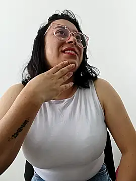 Snapshot of Caroline-17 chatting on 11-15-25, 01:29 Caroline-17 online show from 11-15-25, 01:29