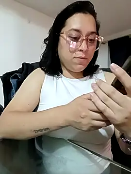 Snapshot of Caroline-17 chatting on 11-16-25, 01:33 Caroline-17 online show from 11-16-25, 01:33