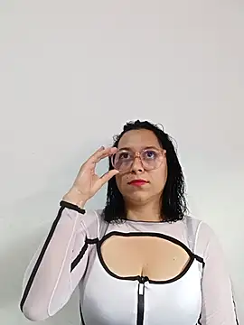 Snapshot of Caroline-17 chatting on 11-28-25, 06:21 Caroline-17 online show from 11-28-25, 06:21