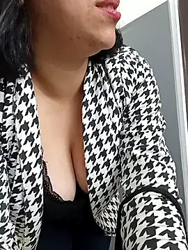 Snapshot of Caroline-17 chatting on 12-01-25, 03:50 Caroline-17 online show from 12-01-25, 03:50