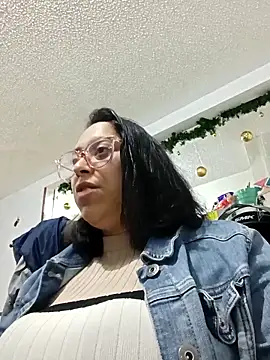 Snapshot of Caroline-17 chatting on 12-03-25, 12:18 Caroline-17 online show from 12-03-25, 12:18